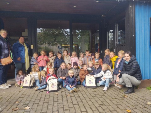 Een bezoek aan de bibliotheek met alle kleuters